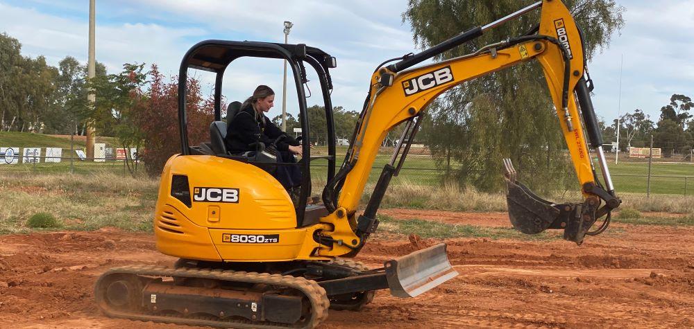 AMBER DIGS IN AT TAFE NSW TO BECOME A GREAT MECHANIC